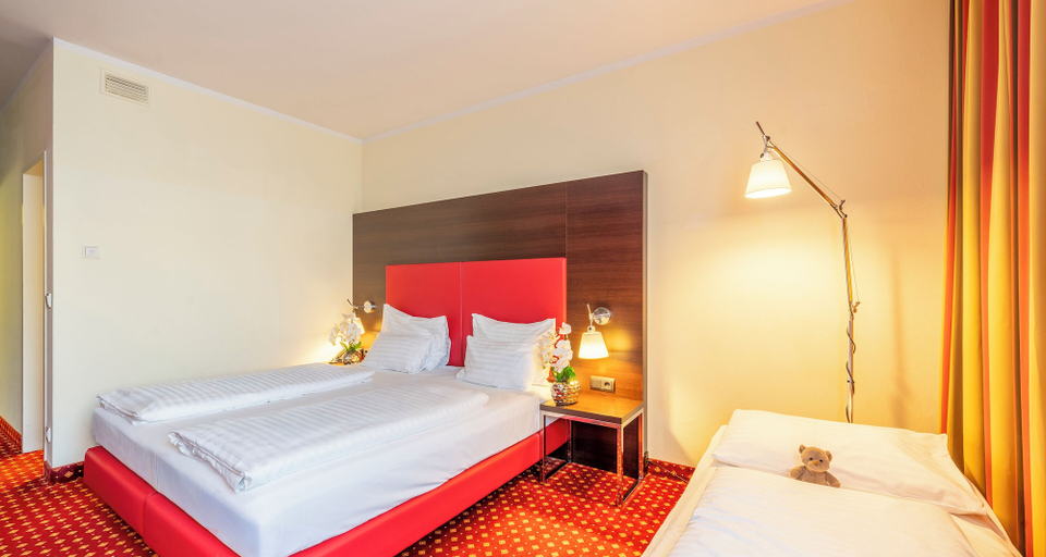 Bedroom 3, PLAZA INN Wels, Wels