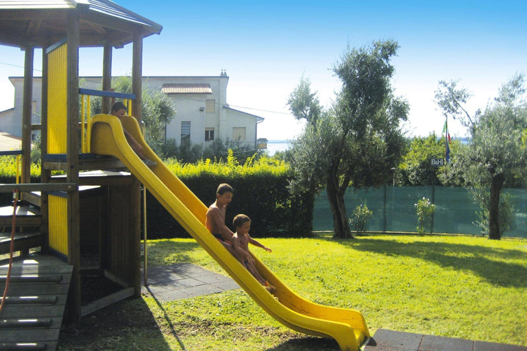 Garden 5, Mobile Home in Moniga del Garda With-formerly TUI Ferienhaus, Brescia