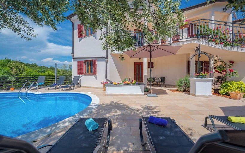 Exterior 4, Tranquil Retreat With Pool in Drenje, Raša