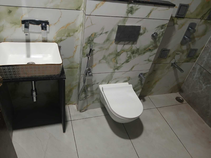 Bathroom 5, Prerna Cottage & Lodge By GRB, Solapur