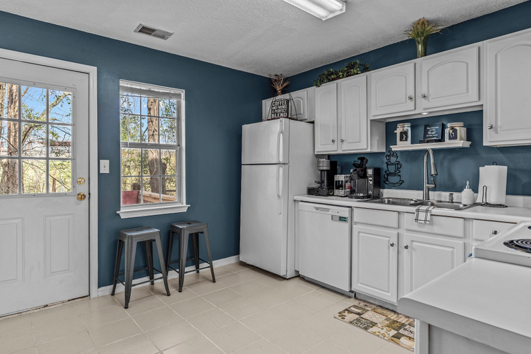 Interior 5, Woodstone Retreat Condo, Clarke