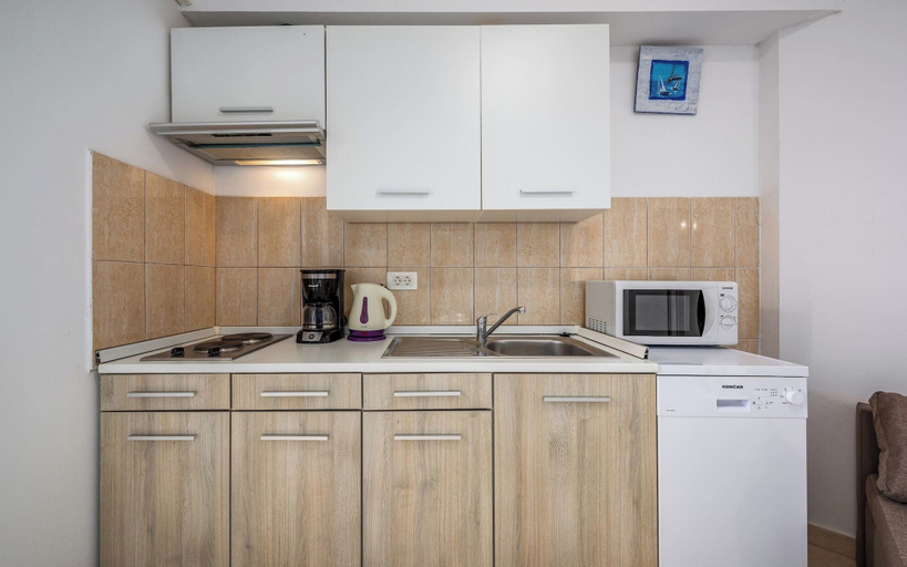 Private kitchen 4, 2-bedroom Apartment in Drenje, Raša