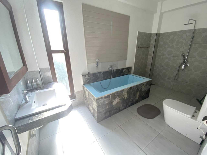 Bathroom 3, ella dream mount, Ella