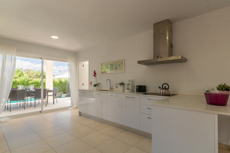Private kitchen 2, Beachside Villa in Barcares, Baleares