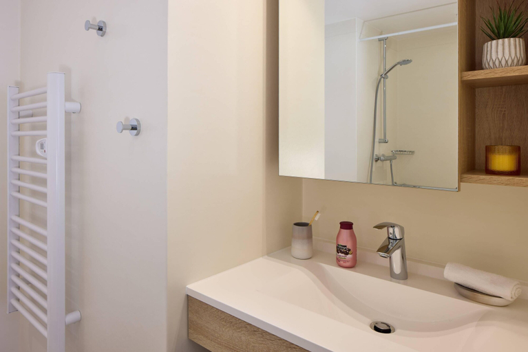 Bathroom, Quality Aparthotel Plerin Saint-Brieuc, Côtes-d'Armor