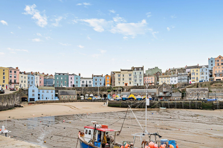 Room 5, St Mary s Seaview - In Town Walls Close to Beach, Pembrokeshire