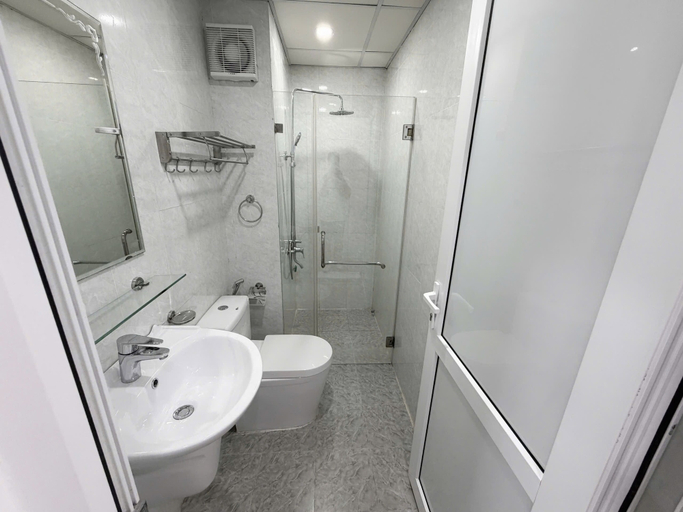 Bathroom 2, SeaHome, Hạ Long