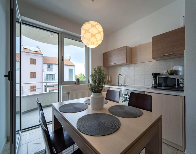 Dining, Serene Coastal Retreat for 3 in Rovinj, Rovinj