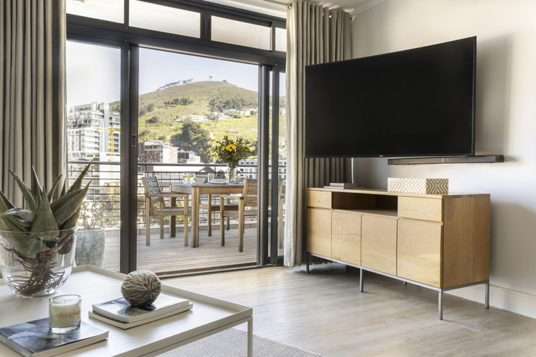 Room 5, Stylish 1-bed Secure BBQ Panoramic Mountain Views, City of Cape Town