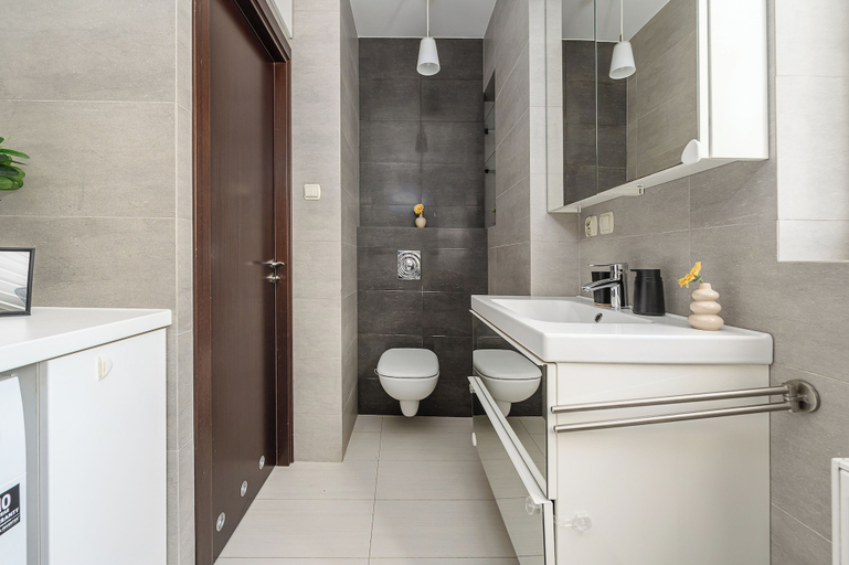 Bathroom 2, Lumina airy apartment with balcony, Warsaw