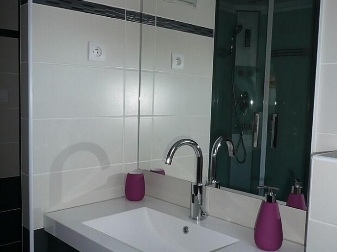 Bathroom 5, La Colline aux Yeux Doubs, Doubs