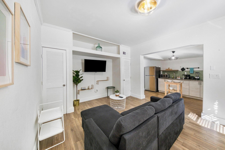 Room 2, Steps From Ocean Art Deco 1BR Free Parking, Miami-Dade