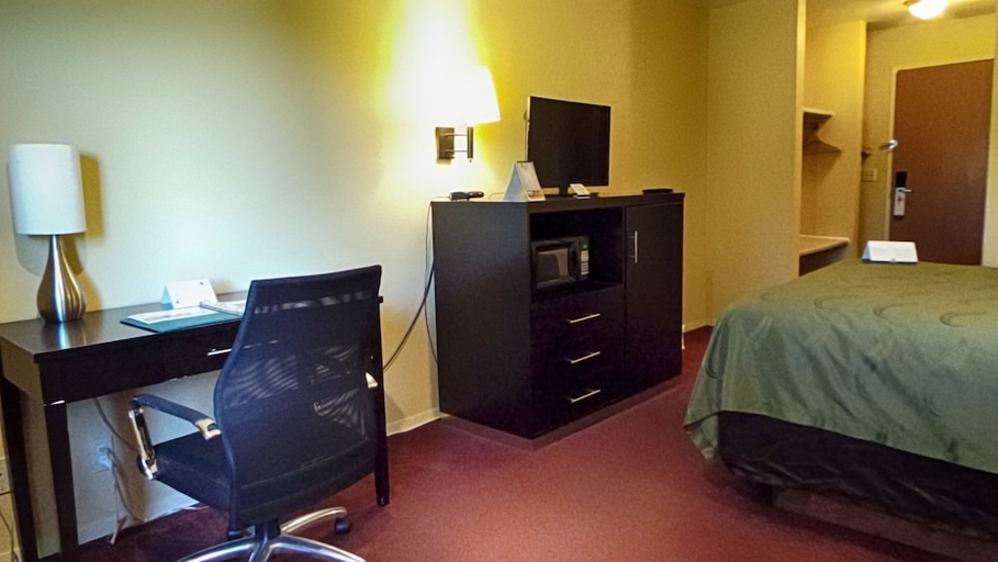 Bedroom 2, Quality Inn Airport, Ada