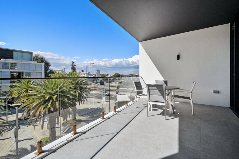 Outdoor dining 2, Trendy 1-bed Retreat in Fremantle With Rooftop, Fremantle