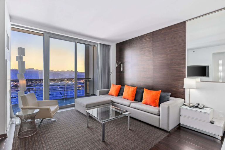 Interior 2, Beautiful Studio, Stunning Views Balcony Access, Clark