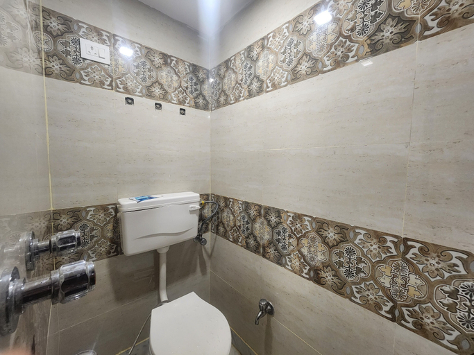 Bathroom 3, Hotel Shivans Palace, Delhi