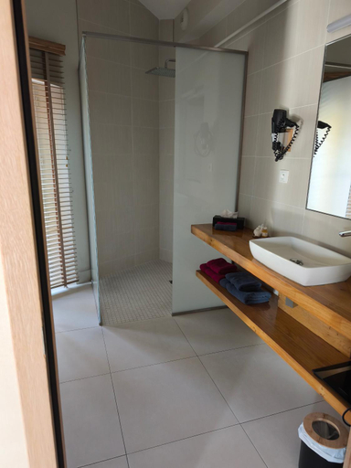 Bathroom, L'Atelier De Degustation, Marne