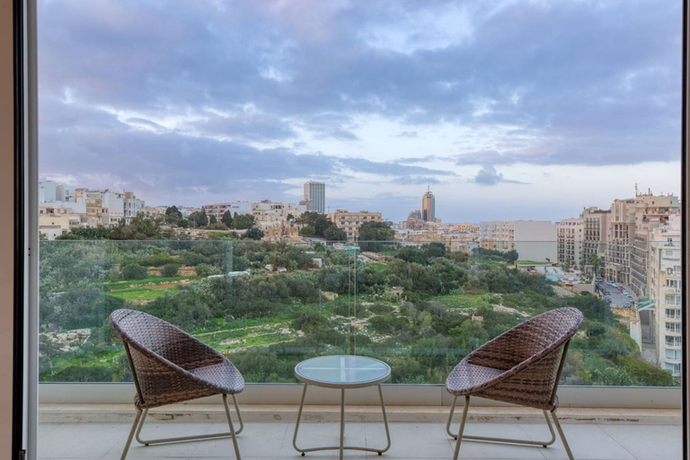 Room 3, Valley Sea Views With Furnished BBQ Balcony, St Julian's