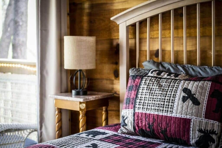 Room 3, Gatlinburg Couples Retreat w Hot Tub Fire Pit, Sevier
