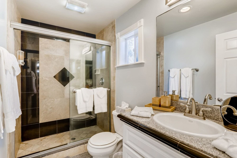 Bathroom, Chic Beachside BBQ Fast Wifi - C2, Orange