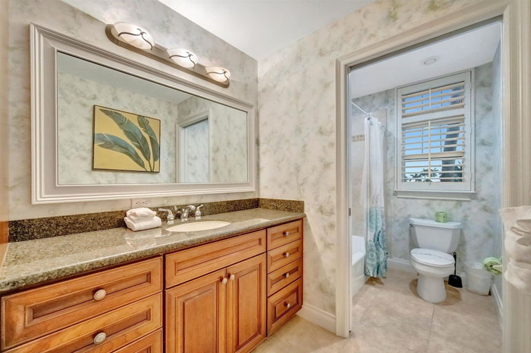 Room 2, Beachfront With Private Balcony Heated Pool and Spa, Manatee