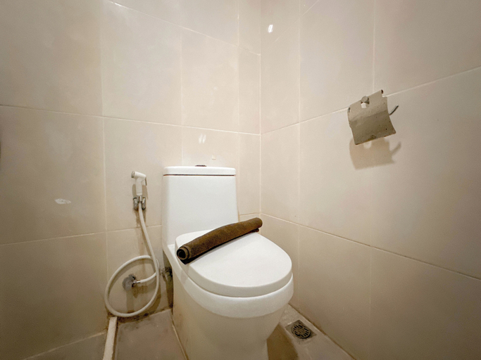 Bathroom 3, Restful And Good Location 1Br Apartment At Trillium Residence, Surabaya