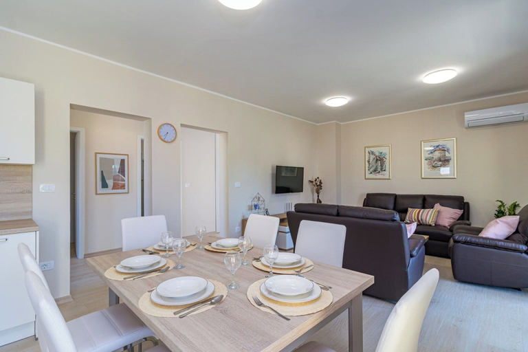 Dining, Apartment in Medulin Near Bijeca Beach, Medulin