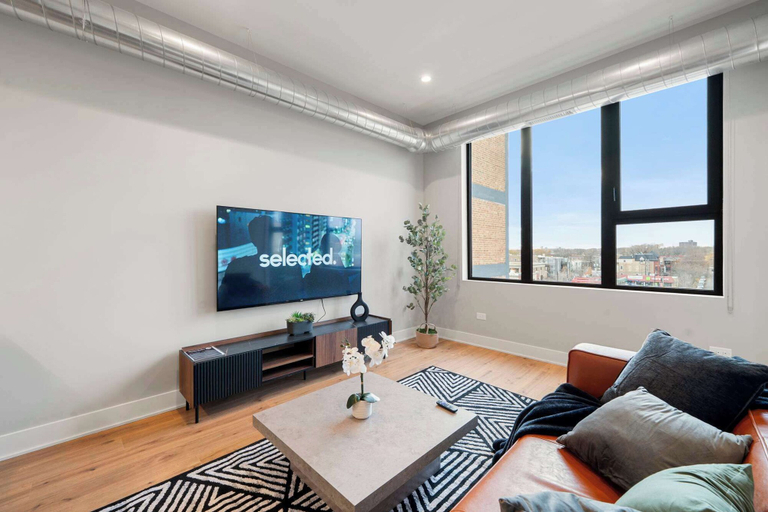 Room 3, Edgewater Gem Stylish 2BR Apartment Near Lake, Cook