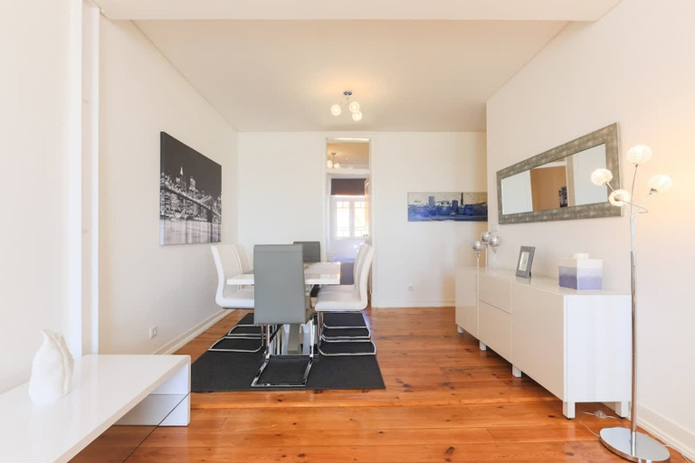 Room 5, Airy Lapa 2 BR River and Bridge Views AC, Lisbon