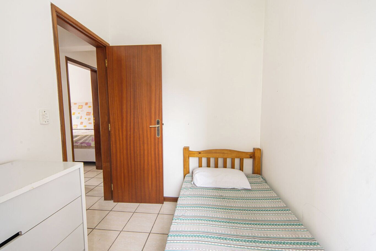 Room 2, Apto com Garagem e Ar-condicionado a 600m da Praia, Guarujá