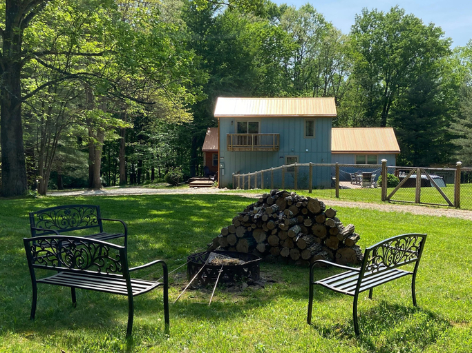 Room 2, Private Room w Shared Pool Hot Tub and Fire Pit, Monroe