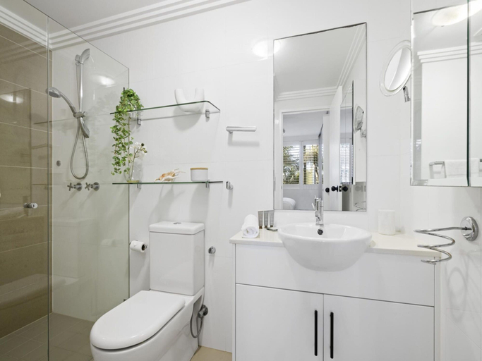 Bathroom 4, Bright 2-bed Apartment Near Narrabeen Beach, Sydney