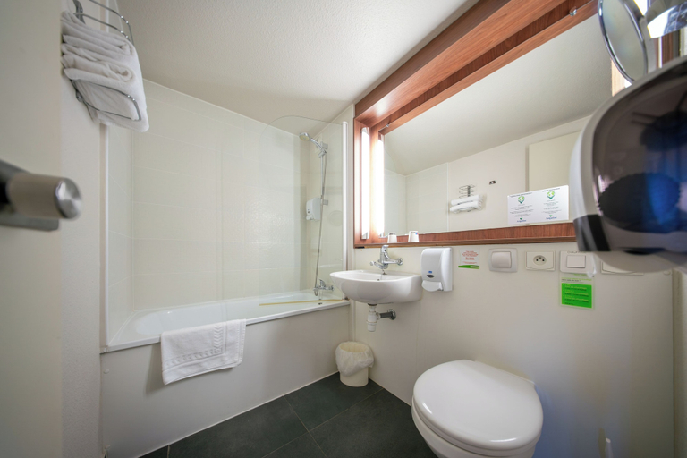Bathroom 3, Brit Hotel Confort Ampaline Périgueux Est, Dordogne
