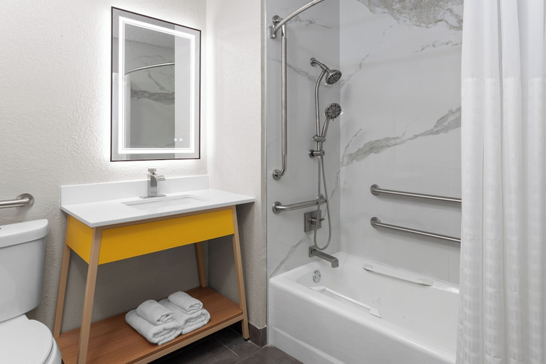 Bathroom 3, Days Inn by Wyndham Waukegan, Lake