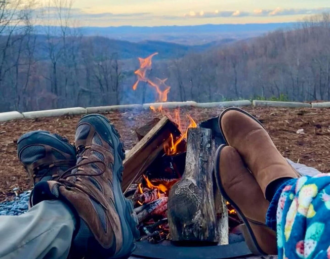 Room 3, Blue Ridge Gateway Cabin With Mountain Views, Wilkes