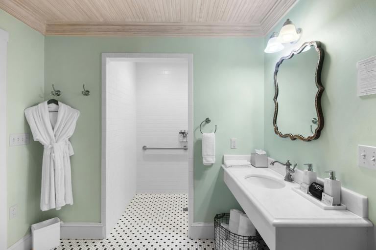 Bathroom 4, Blacksmith Quarters, Gillespie