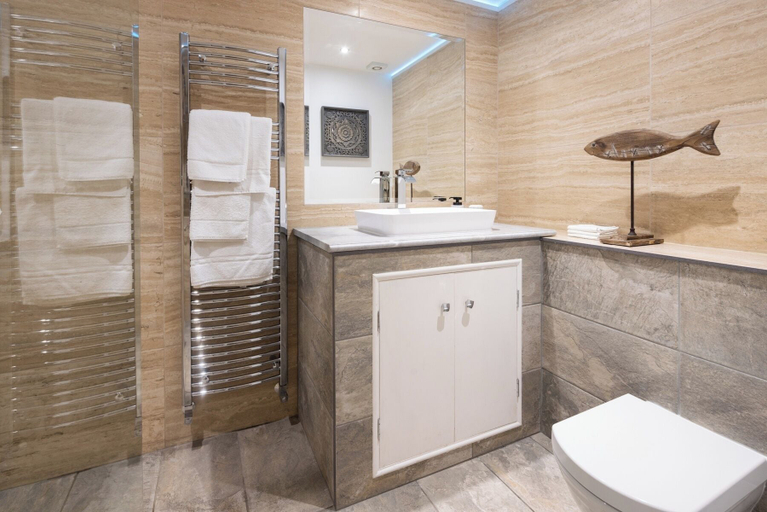 Bathroom 2, The Dovecote 3-bed Cottage, Rowden Manor, Wiltshire
