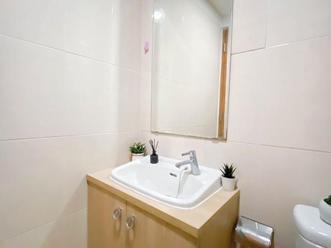 Bathroom 5, Cozy And Pleasant Living Studio At Apartment Oasis Cikarang, Cikarang