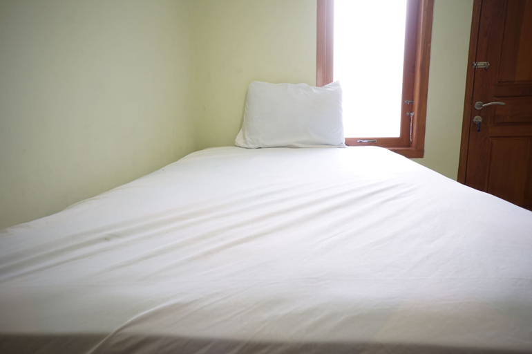 Room 4, OYO 95103 Madiun Dkost Syariah, Madiun