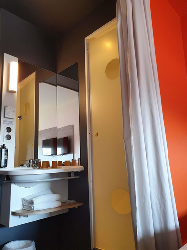 Bathroom 5, ibis budget Saint Lo, Manche