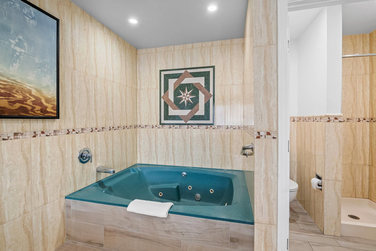 Bathroom 4, Rodeway Inn Commerce - Los Angeles, Los Angeles