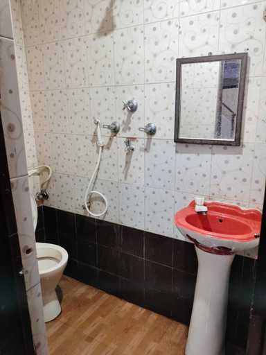 Bathroom 2, Riverview Haven Guest House & Cafe, Varanasi