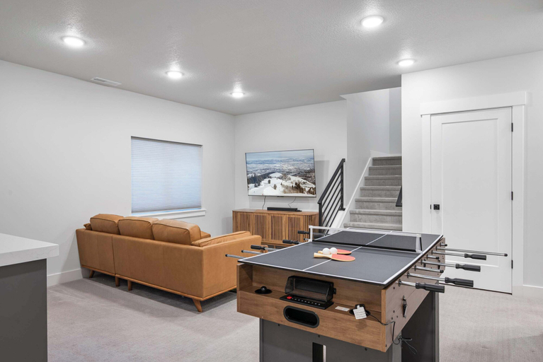 Room 5, Ski Chalet Chic Retreat With Hot Tub, Summit
