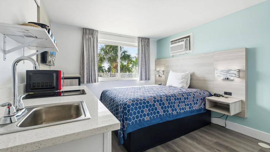 Bedroom 3, The Bayside Inn & Marina, Pinellas