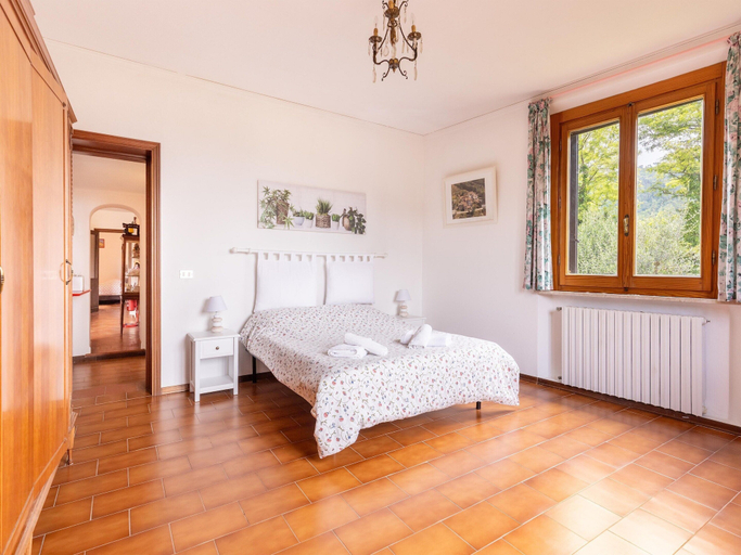 Room 5, Holiday Home in Tuscany With Stunning Views, Pistoia