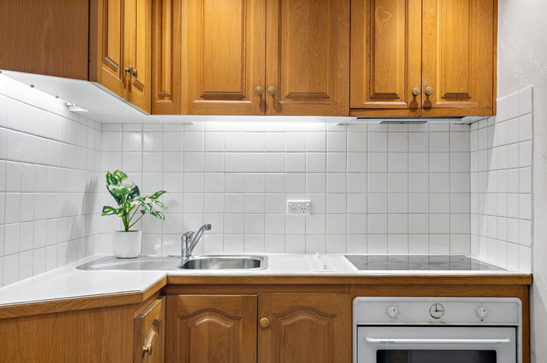 Private kitchen 5, Bright CBD Apartment Close to Dining & Shopping, Melbourne