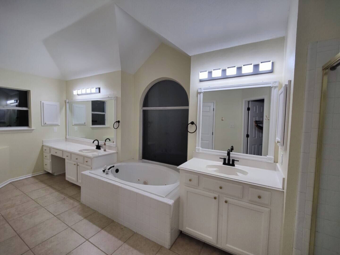 Room 2, Spacious Home Quiet Neighborhood nr Downtown, Denton