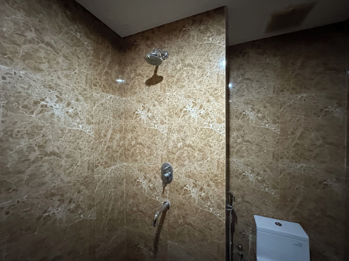 Bathroom 4, Comfy And Warm Studio At Grand Sungkono Lagoon Apartment, Surabaya