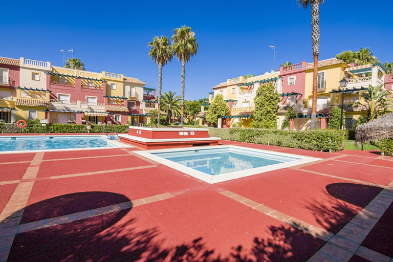Pool 2, 2-bedroom Beachfront Apartment, Huelva