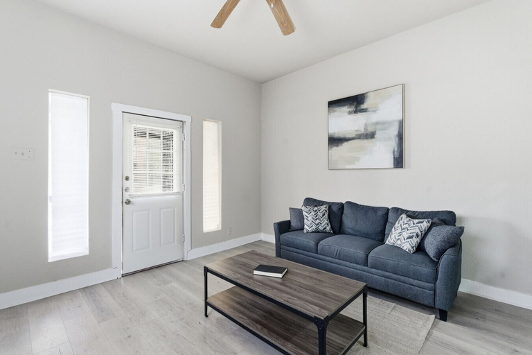Room 2, Spacious 2BR Duplex Near Downtown San Antonio, Bexar